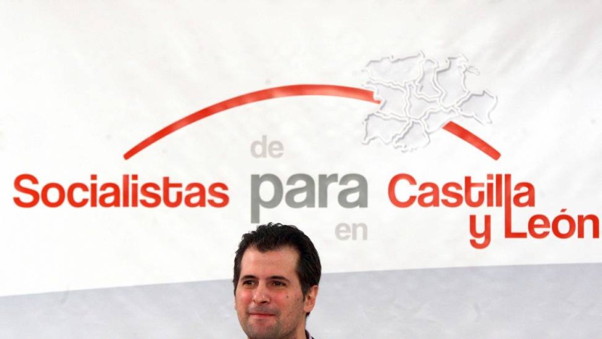 El secretario general del PSCyL-PSOE, Luis Tudanca, explica en rueda de prensa el contenido de la reunión de la Permanente de la Comisión Ejecutiva Autonómica-Ical