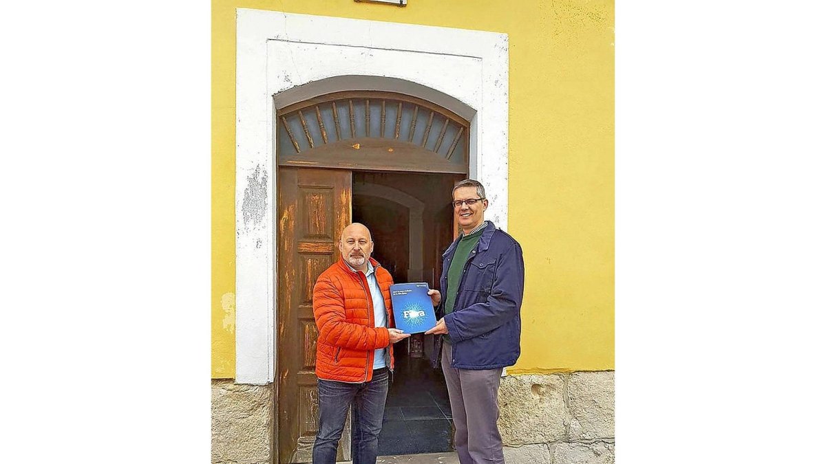 El representante de Telefónica y el alcalde de Valoria, ayer.-EL MUNDO