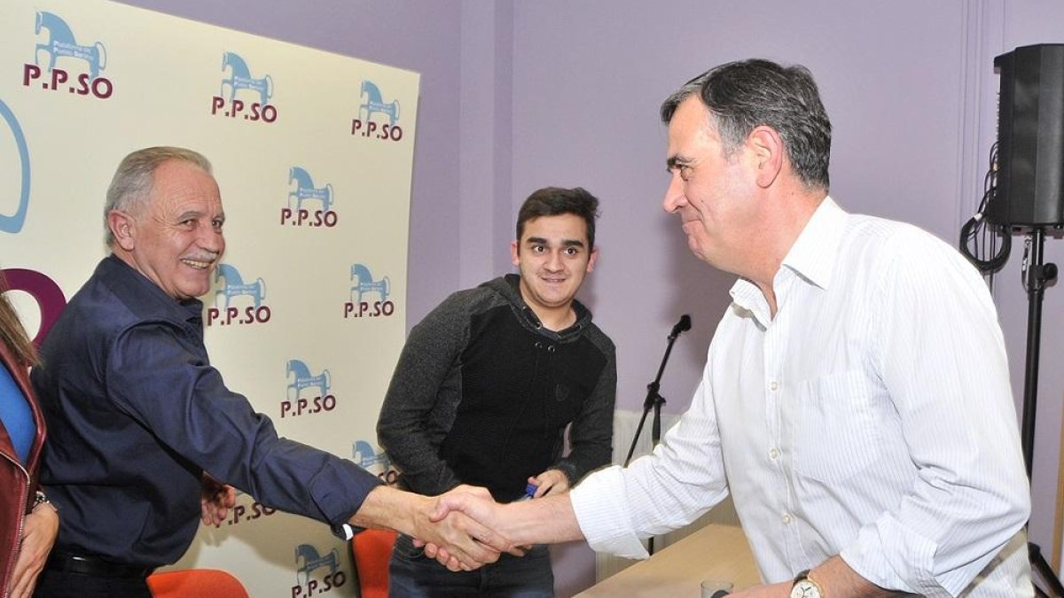 José Antonio de Miguel y Antonio Pardo se saludan al inicio del acto de la PPSO ayer en Soria.-VALENTÍN GUISANDE