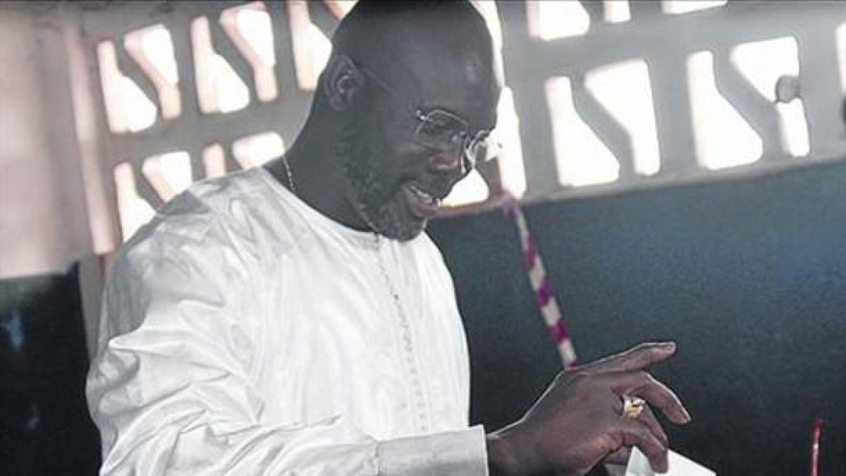 Weah deposita su voto en Monrovia, donde ha sido elegido senador.-/ AFP / ZOOM DOSSO