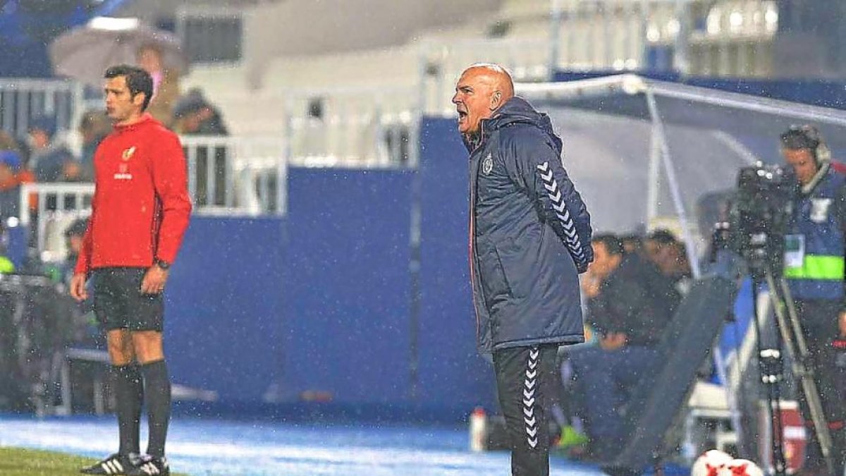 Luis César da una instrucción durante el partido de Copa disputado el martes en Leganés.-LOF
