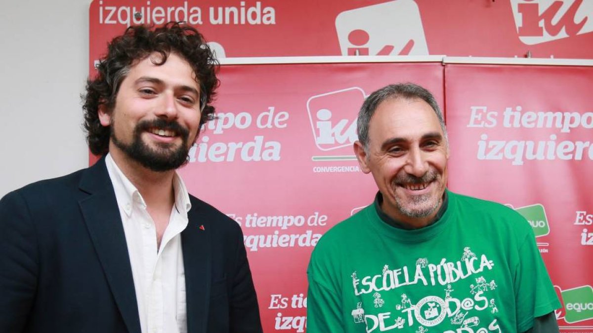 El candidato de IU-Equo a la Presidencia de la Junta, José Sarrión, ofrece una rueda de prensa. Junto a él, el coordinador provincial, Alfonso Sánchez-Ical