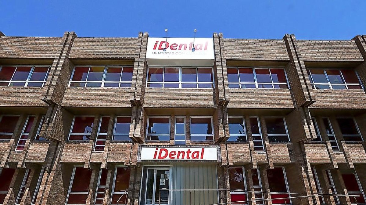 Exteriores de la clínica iDental, situada en la calle Zanfona, próxima al hospital Río Hortega.-PHOTOGENIC / PABLO REQUEJO