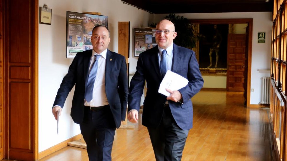 El presidente de la Diputación de Valladolid, Jesús Julio Carnero, junto al rector de la Universidad de Valladolid, Daniel Miguel, hace un balance del proyecto europeo de educación y sensibilización Rural Dear Agenda-ICAL