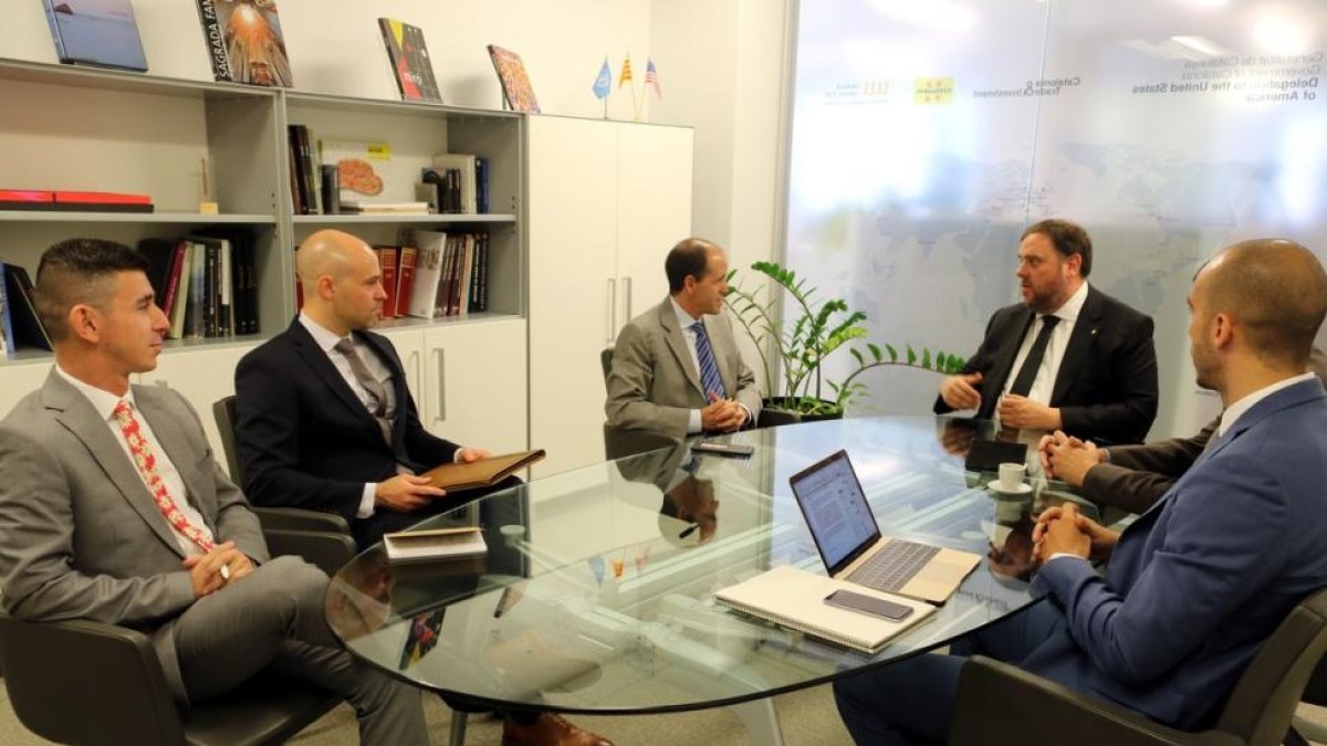 El vicepresidente del Govern, Oriol Junqueras, con el responsable de relaciones institucionales de Rbnb, Chris Lehane.-
