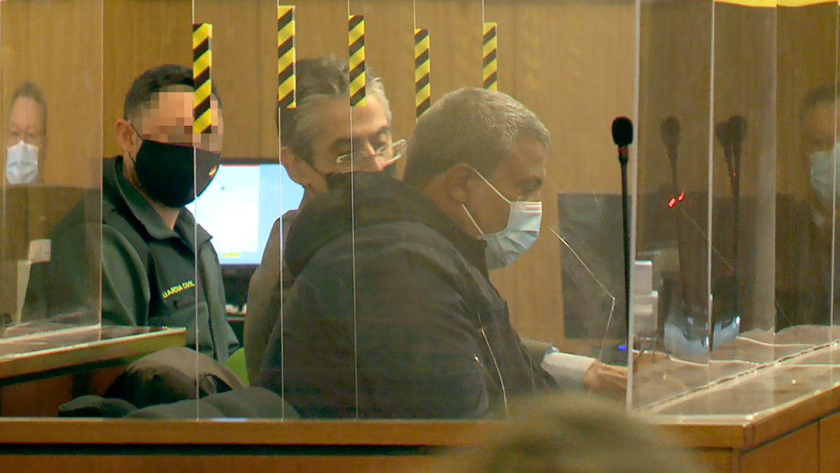 El exmilitar acusado, junto a su letrado defensor, en la Audiencia de Valladolid. - EM