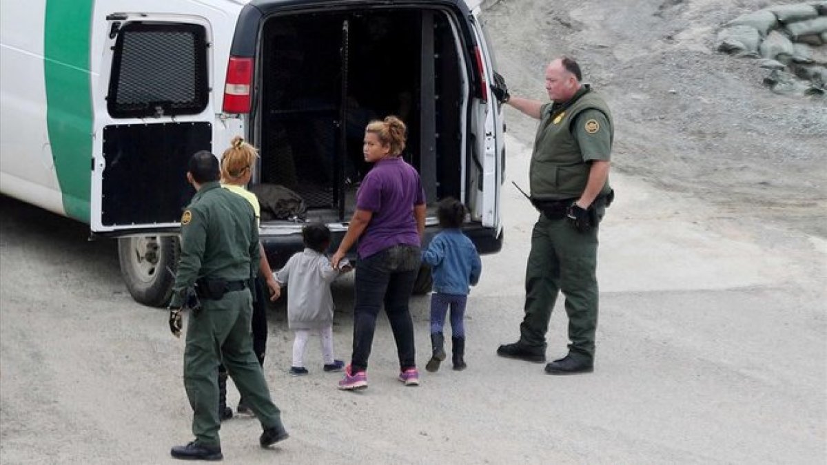Oficiales migratorios de los EEUU detienen a una mujer y sus hijos.-REUTERS MOHAMMED SALEM