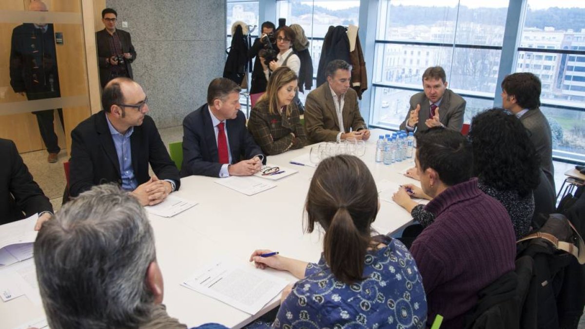 El alcalde de Burgos, Javier Lacalle, presenta la candidatura a 'Ciudad Creativa en Gastronomía' a varios de los hosteleros de la ciudad-Ical