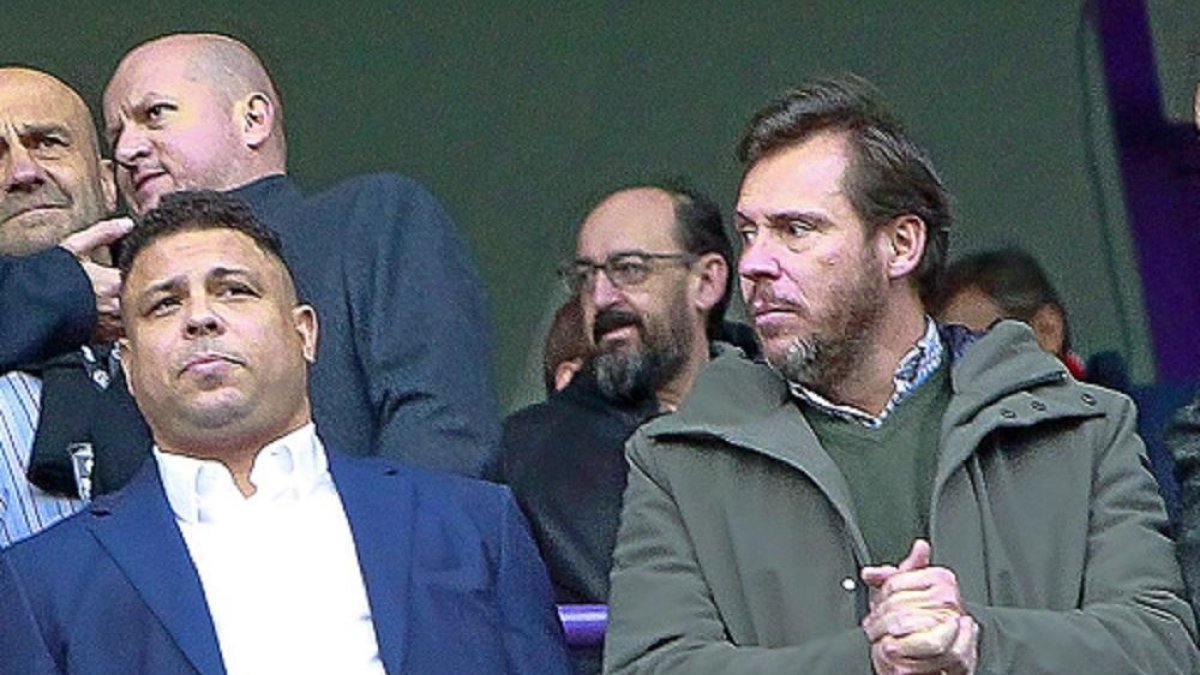 Ronaldo y Puente en el palco del estadio.-J.M. LOSTAU