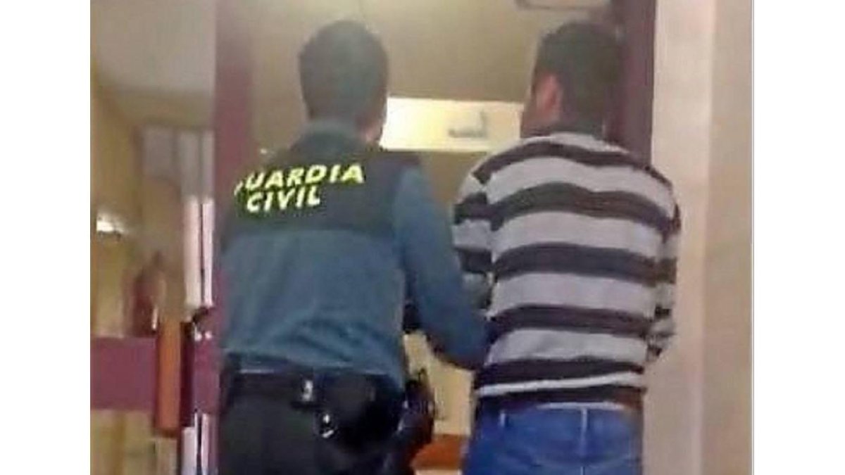 El 'marido', de 19 años, fue a prisión tras pasar por el juzgado.-