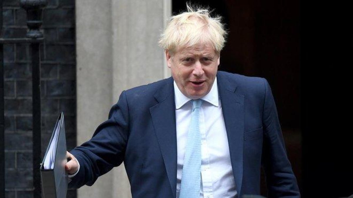 El primer ministro británico, Boris Johnson, abandona su residencia oficial este jueves.-VICTORIA JONES (DPA)