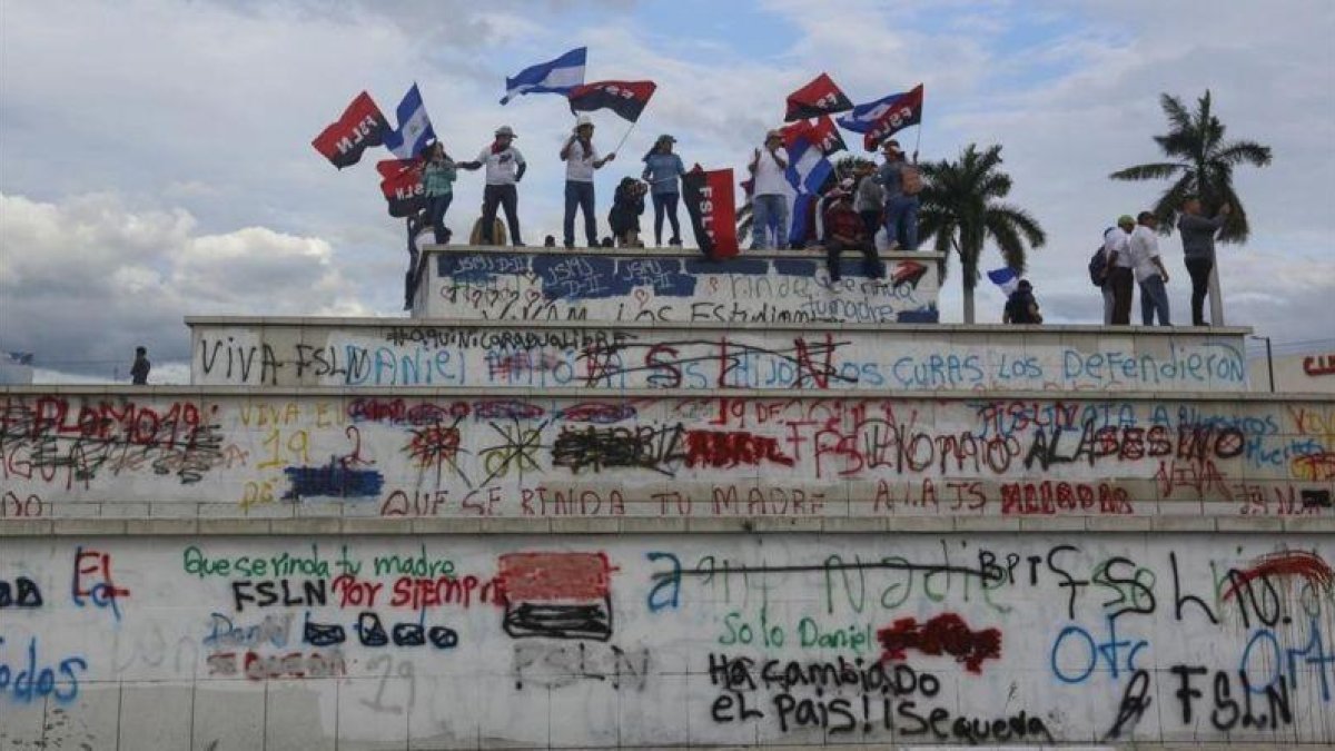Simpatizantes sandinistas protestan durante una marcha en favor del Gobierno nicaragüense.-ALFREDO ZUÑIGA (AP)
