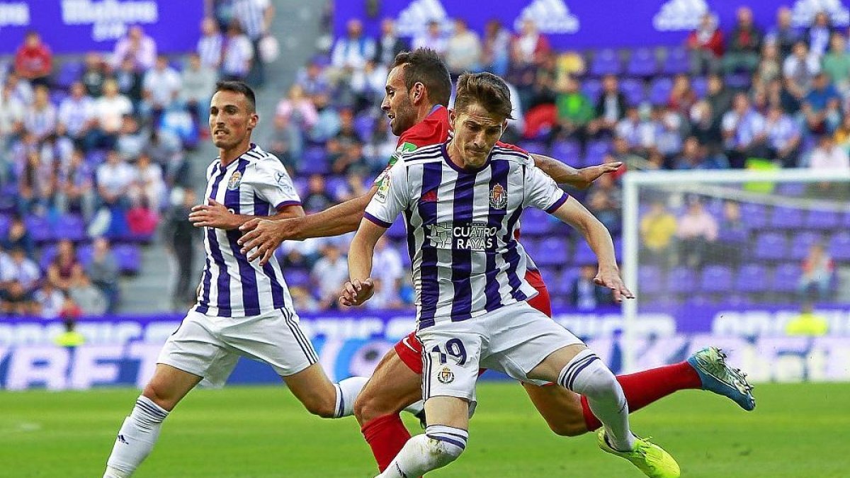 El extremo Toni es empujado por el lateral Víctor.-J.M. LOSTAU