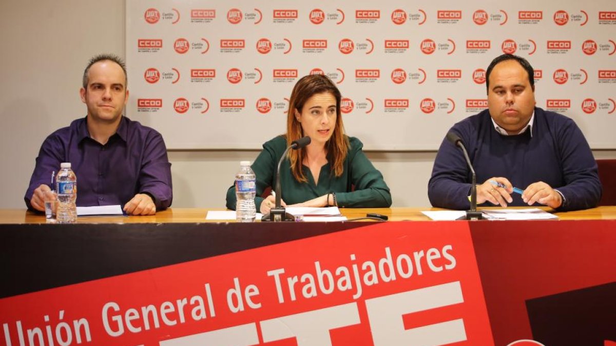 Los representantes de CCOO, UGT y SCP-CCP en Renault-España valoran el nuevo plan industrial de la firma automovilística. De izquierda a derecha, Javier Martín, de SCP-CCP; Laura del Ser, de UGT; y Rubén González, de CCOO-ICAL