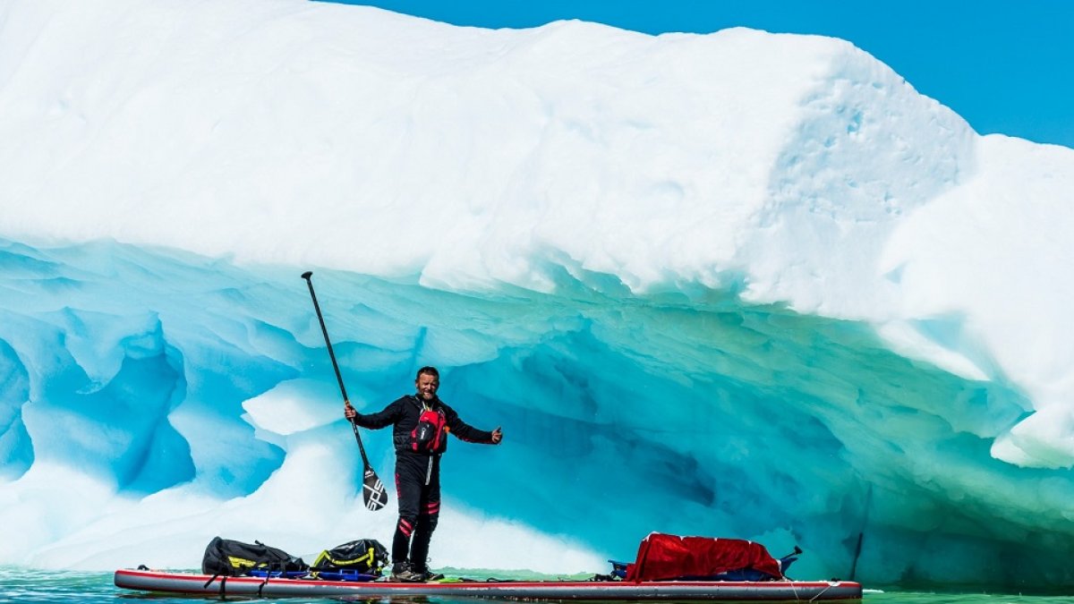 El vallisoletano Antonio de la Rosa en su tabla de paddle surf en las gélidas aguas del Océano Antártico. / L. MARTÍNEZ