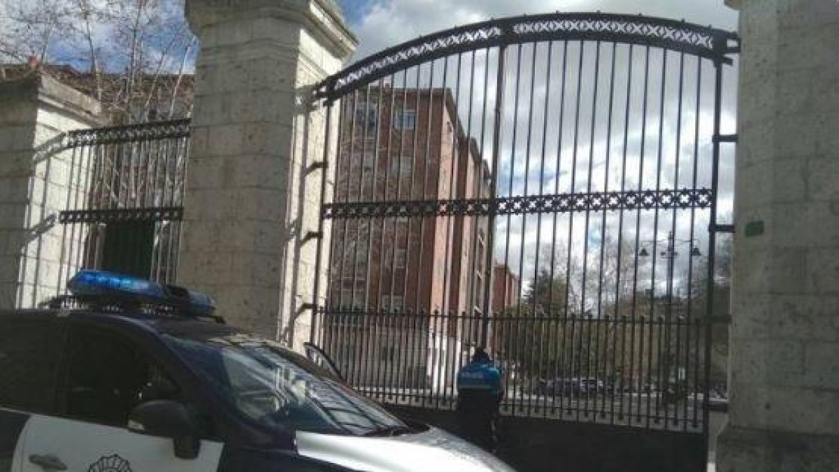 Un agente cierra el Campo Grande debido a las fuertes rachas de viento-POLICÍA LOCAL DE VALLADOLID