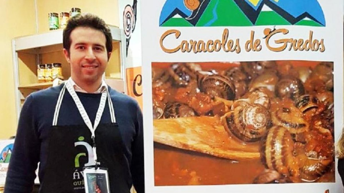 Francisco Javier Fernández muestra los productos de la Granja de Gredos.-A. G.
