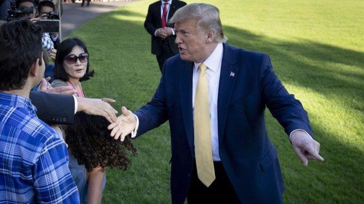 Trump saluda a simpatiazantes en el jardín de la Casa Blanca. / MICHAEL REYNOLDS (EFE)-EFE / MICHAEL REYNOLDS