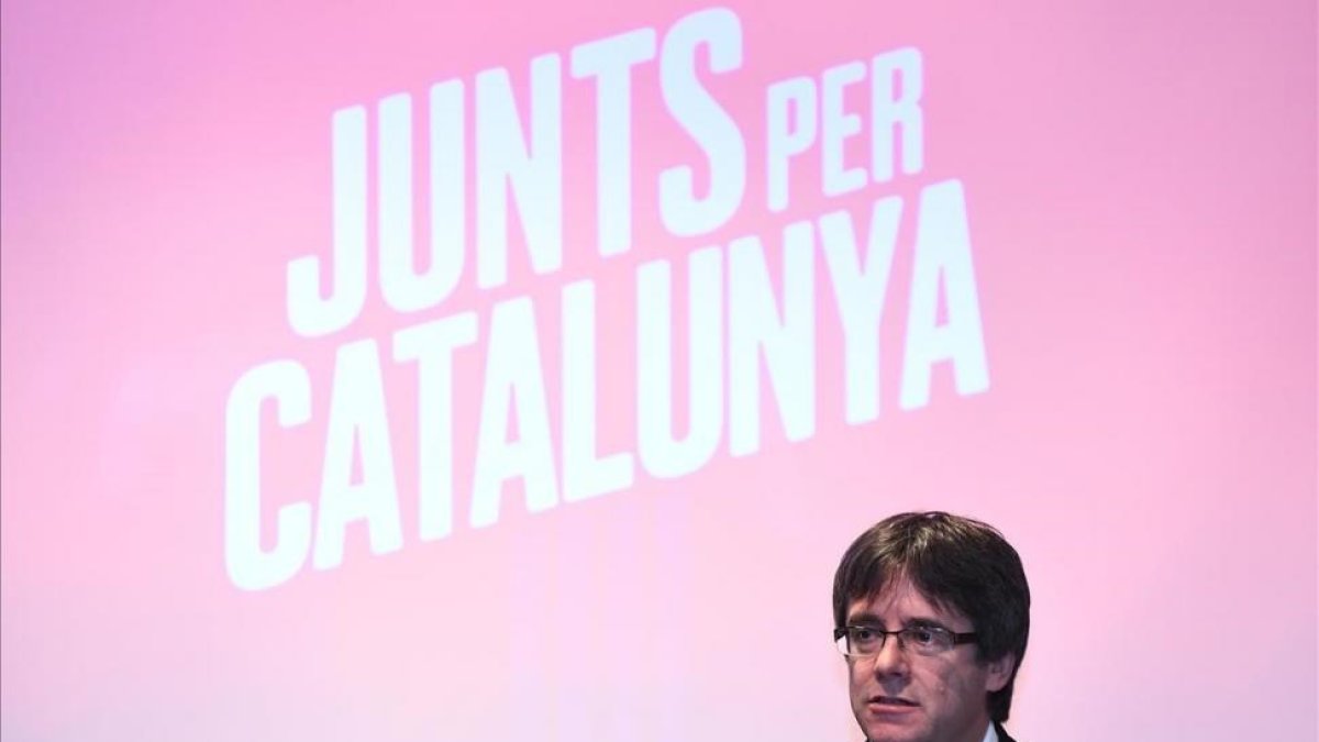 Carles Puigdemont presenta la lista de Junts per Catalunya en un hotel de Brujas (Bélgica).-AFP
