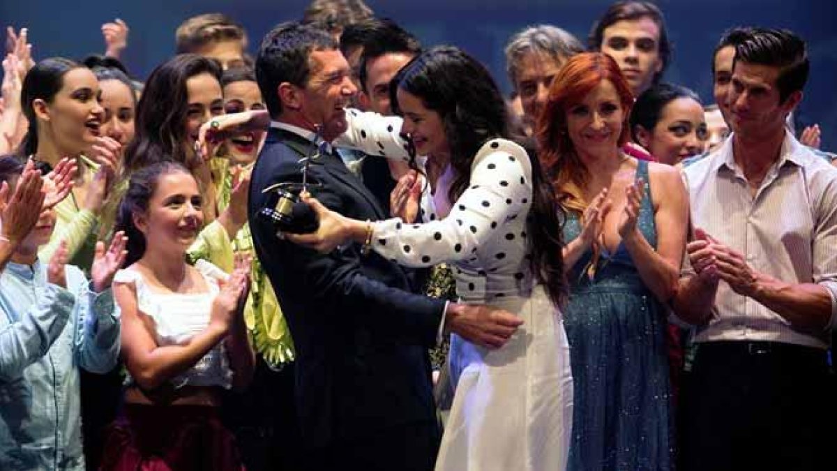 Rosalía recibe el Premio de las Artes Escénicas Antonio Banderas. En la foto, junto al actor malagueño.-JORGE ZAPATA (EFE / VÍDEO: EFE)