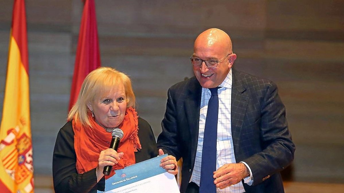 Carnero entrega un diploma a la profesora Marisi Lázaro.-ICAL