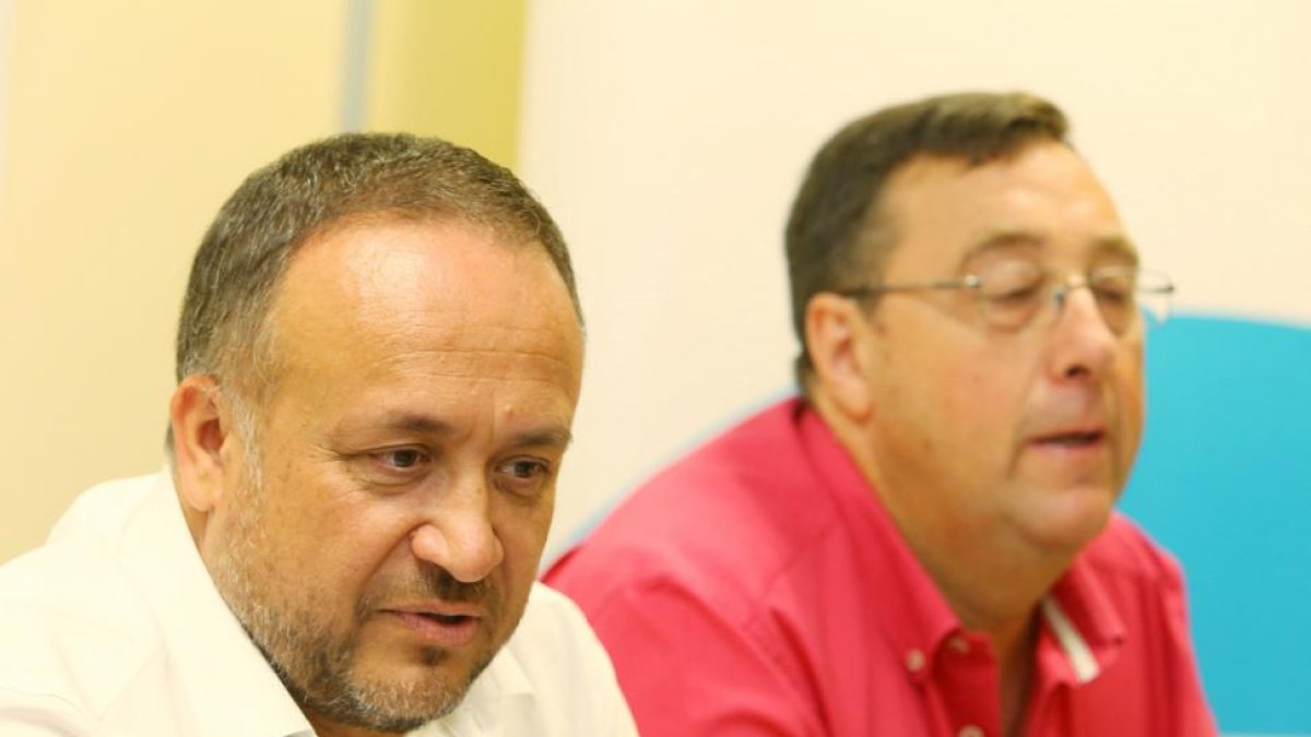 El presidente del Consejo Comarcal del Bierzo, Gerardo Álvarez (I), junto al alcalde de Villafranca del Bierzo, José Manuel Pereira (D), durante la presentación de la feria.-ICAL