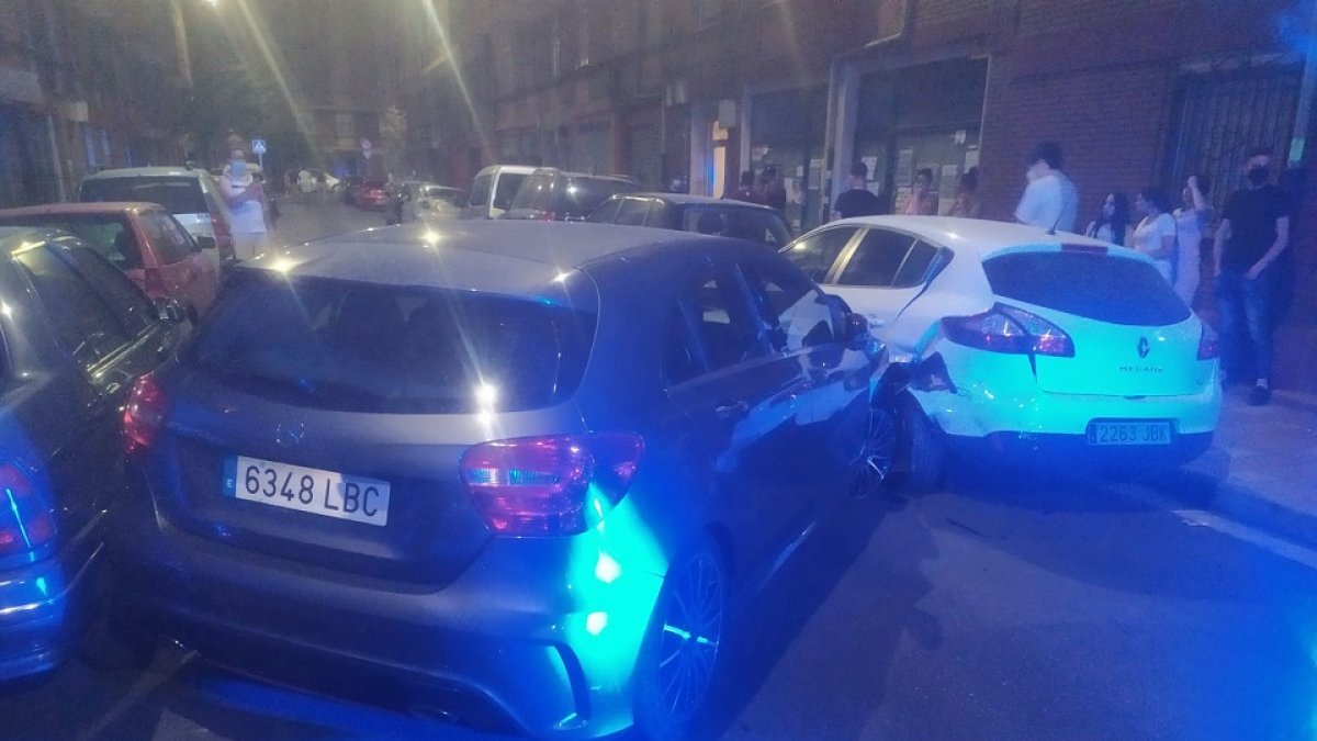 Un vehículo impacta contra otros 25 en la Rondilla y acaba encajado en la calle Nebrija.- POLICÍA VALLADOLID