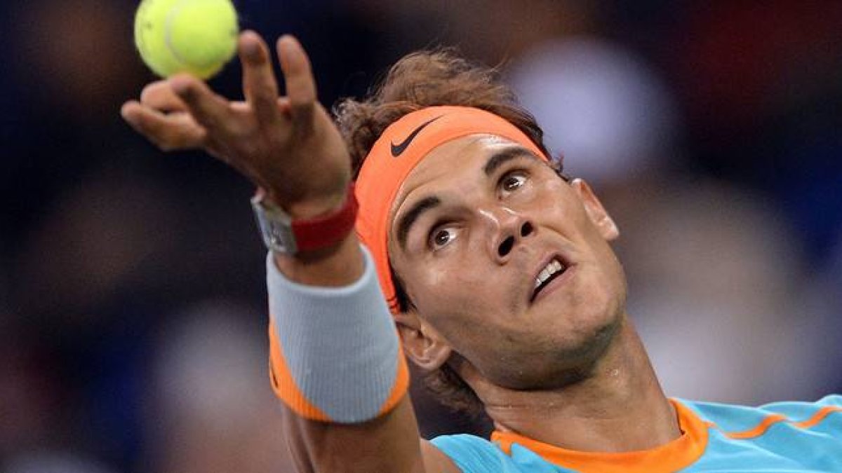 Rafael Nadal, a punto de sacar, en el partido contra Feliciano López en el torneo de Shanghái.-