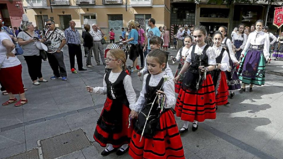 La celebración de la festividad de San Pedro Regalado no se ciñó solo a misa. En el exterior de la iglesia El Salvador, se realizó una ofrenda floral al monumento dedicado al patrón y varios grupos de música y danza, compuestos por niños y mayores, bailar-C. Minguela