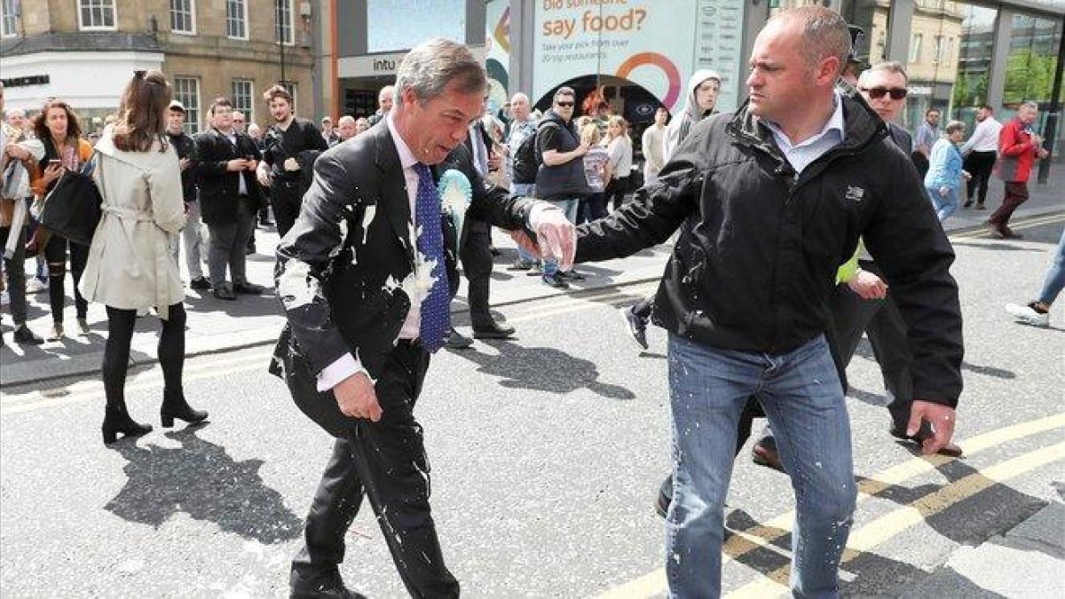 Farage, empapado de batido.-REUTERS
