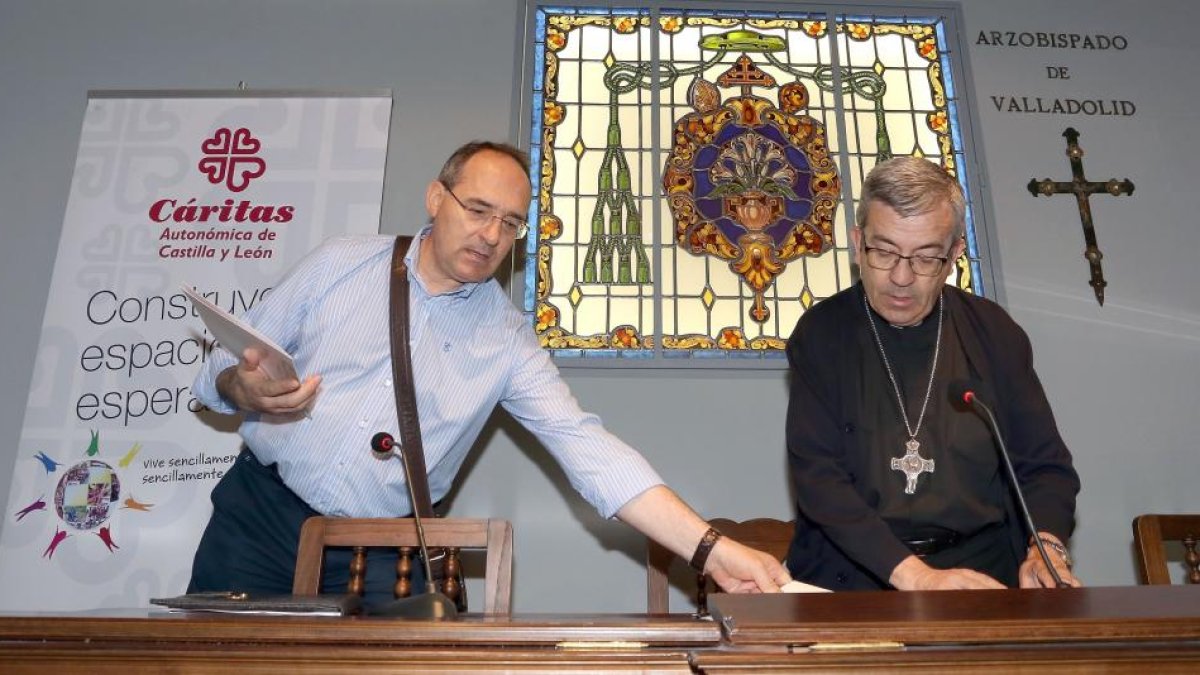 El presidente autonómico de Cáritas, Antonio Jesús Martín de Lera (I), y el obispo auxiliar de Valladolid, Luis Argüello, presentan la Memoria Regional 2016 de la organización en la que da cuenta de la actividades de las 11 sedes diocesanas de la entidad-ICAL