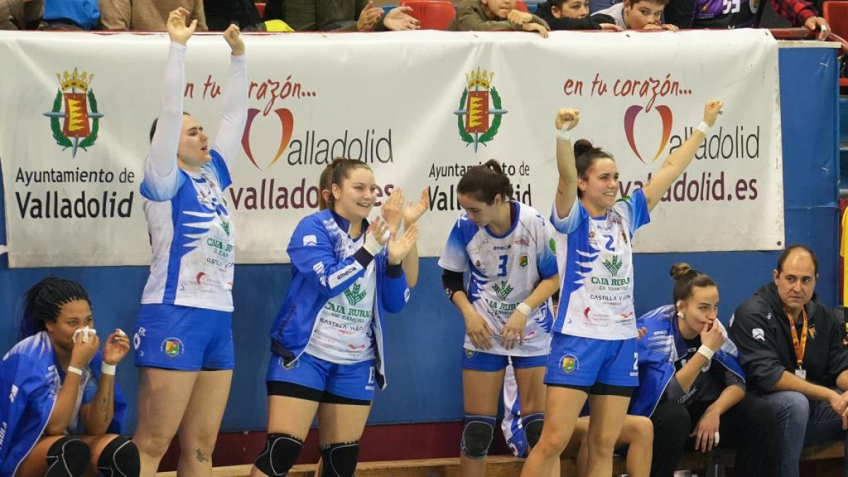 Elba (a la derecha) en el banquillo  levanta los brazos en el partido del Aula ante Elda. / J. M. LOSTAU