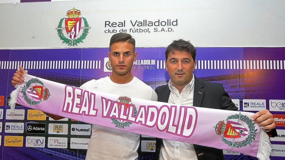 Luismi Sánchez y Braulio Vázquez, durante la presentación del mediocentro.-J.M. LOSTAU