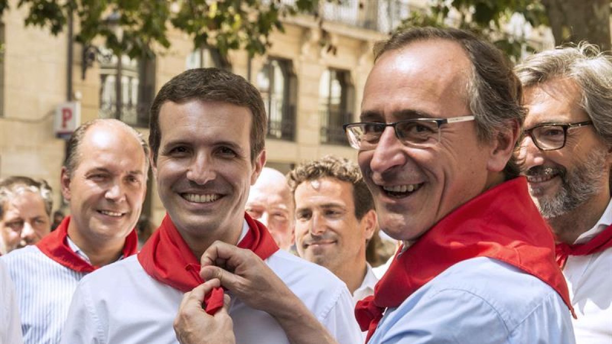 Casado, esta mañana, junto al exalcalde de Vitoria Alfonso Alonso-DAVID AGUILAR