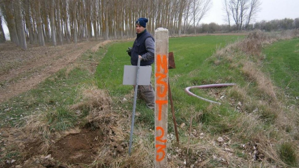 Colocación de un mojón entre San Mamés y Tardajos gracias a las coordenadas geográficas.-ICAL