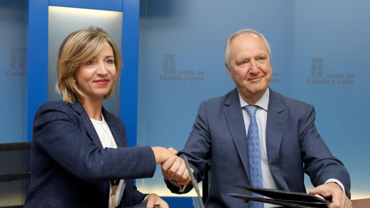 La consejera de Familia e Igualdad de Oportunidades, Alicia García, y el presidente del Consejo de la Abogacía de Castilla y León, Fernando García-Delgado, presentan y firman un convenio en materia de violencia de género.-ICAL