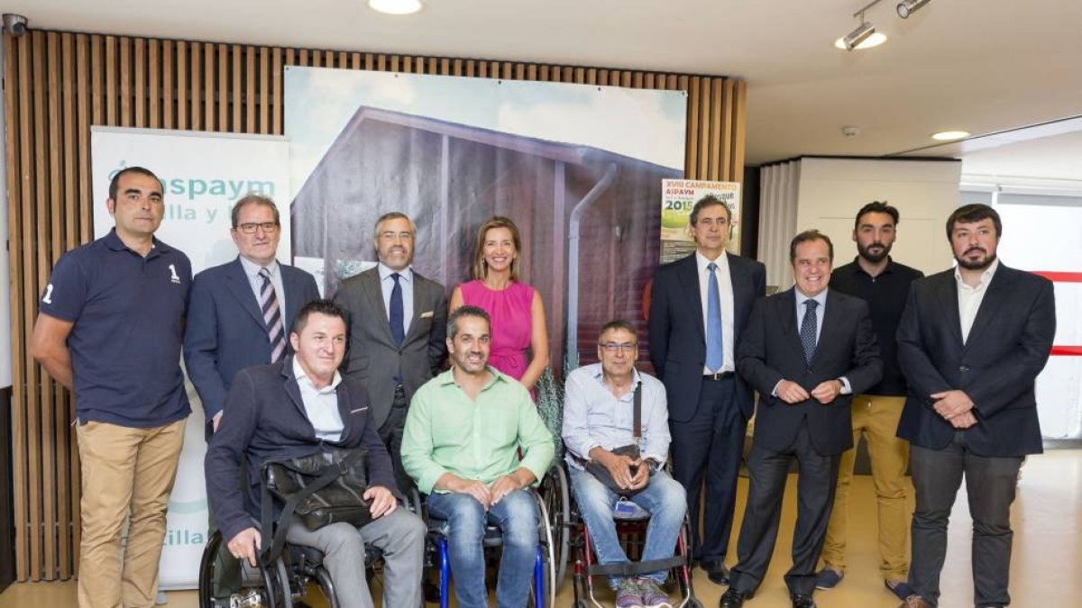La consejera de Familia e Igualdad de Oportunidades, Alicia García, posa con los participantes en la presentación de la edición XVIII del campamento para niños de Aspaym-Ical