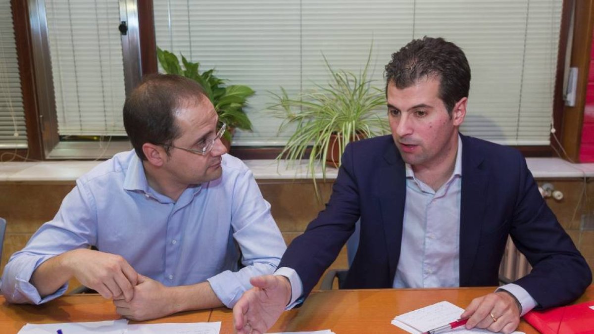 El secretario de Organización del PSOE, César Luena (i), durante la reunión que ha mantenido con la dirección autonómica socialista, encabezada por el secretario general, Luis Tudanca (d)-Efe