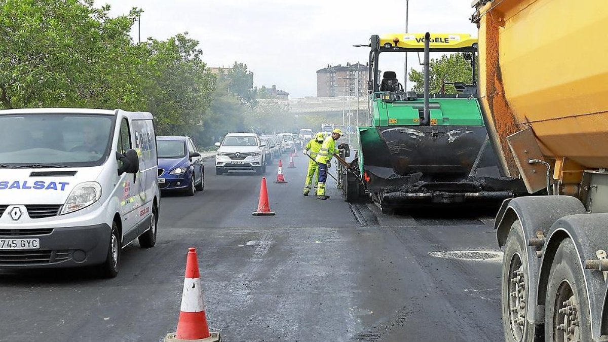 Finalización de las obras de pavimentación de avenida Salamanca en el tramo situado entre Francisco Mendizábal y la avenida Medina del Campo.-J.M. LOSTAU