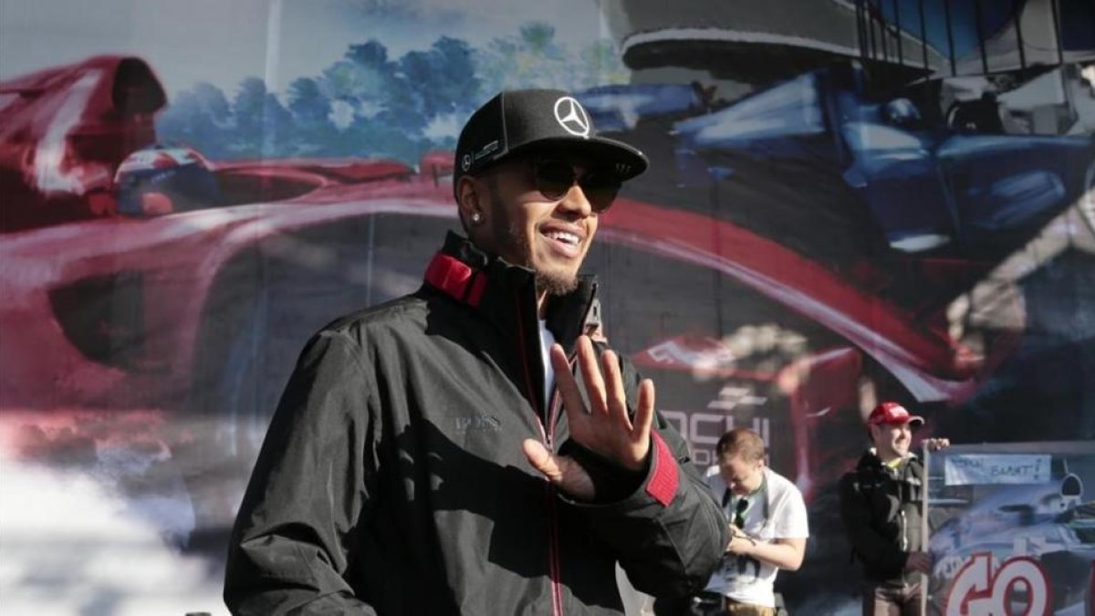 Lewis Hamilton saluda a la afición a su llegada al circuito de Sochi.-AP / IVAN SEKRETAREV