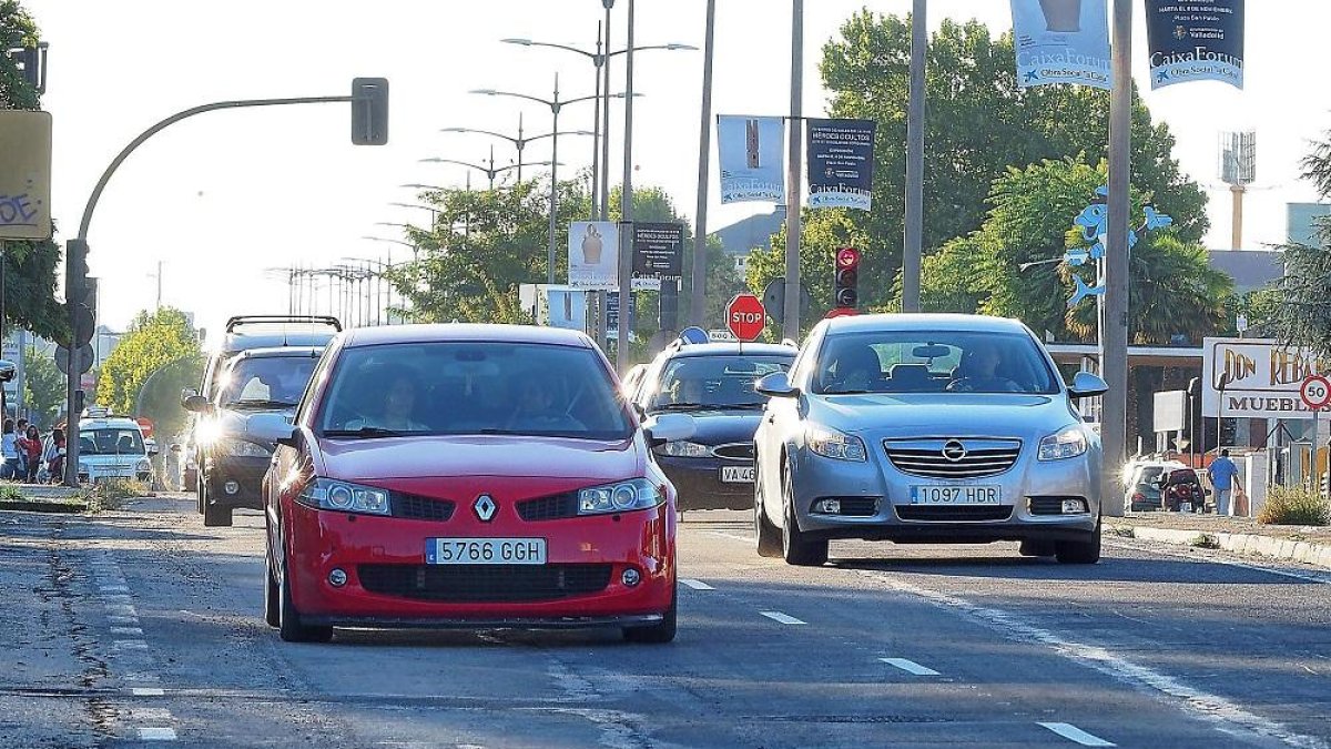 Los vehículos volvieron a circular ayer con normalidad en el acceso a la ciudad desde la avenida de Gijón.-PABLO REQUEJO