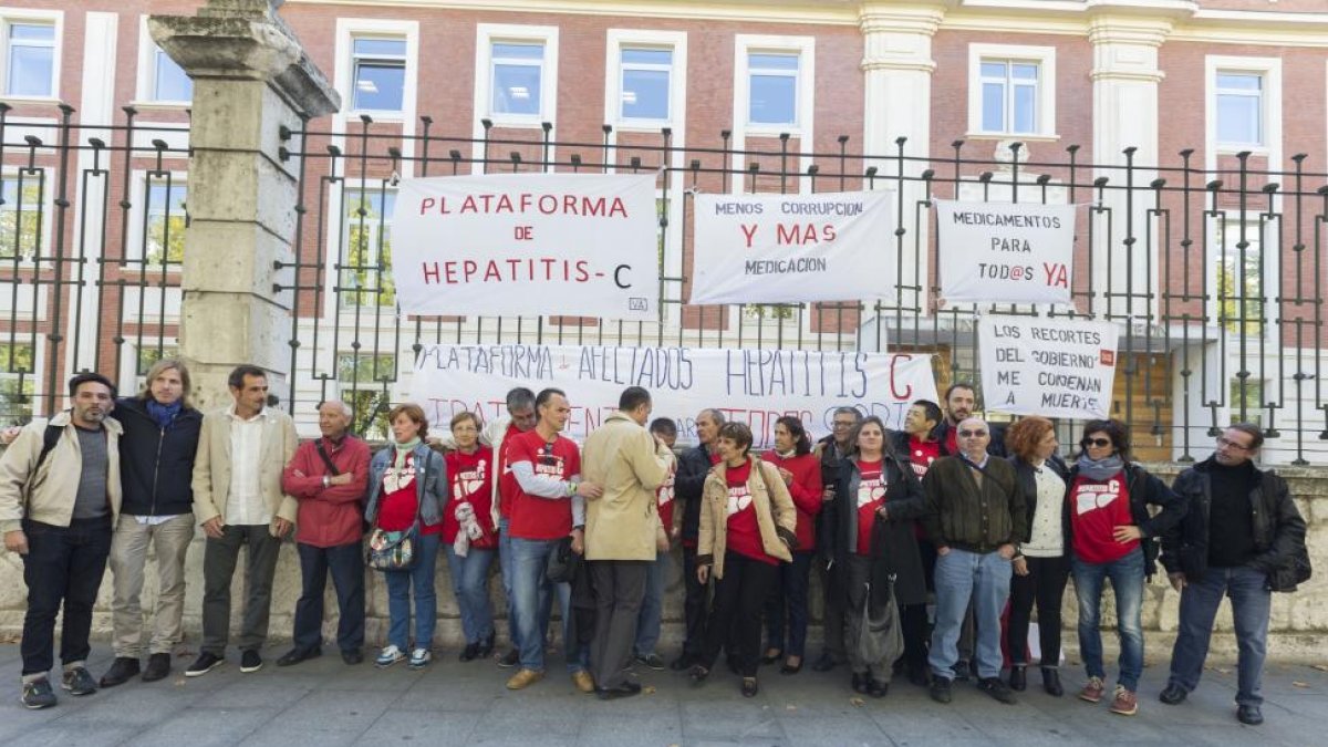 La Plataforma de Afectados por la Hepatitis C en Castilla y León celebra una concentración ante la sede de la Consejería de Sanidad para reivindicar un tratamiento para todos-Ical