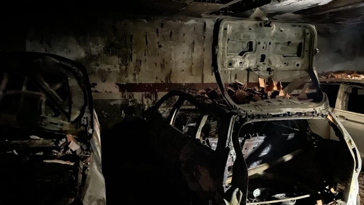 Así quedó el interior del garaje incendiado en Parquesol.- BOMBEROS DE VALLADOLID