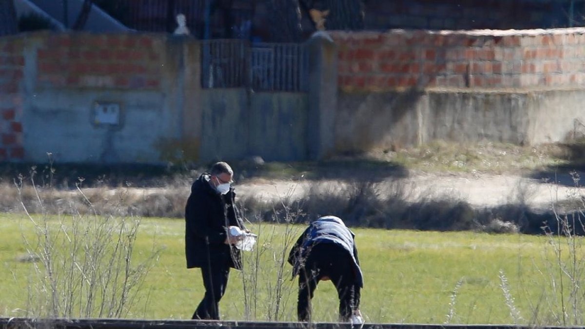 Agentes de la Guardia Civil de paisano recogen muestras en el lugar en el que se encontró el cadáver de Esther. En una imagen de archivo- J. M. LOSTAU