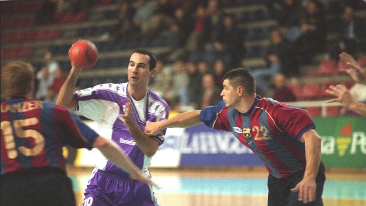 César Montes busca el pase en la victoria del BMValladolid en Barcelona de la temporada 01-02.-QUIQUE GARCÍA