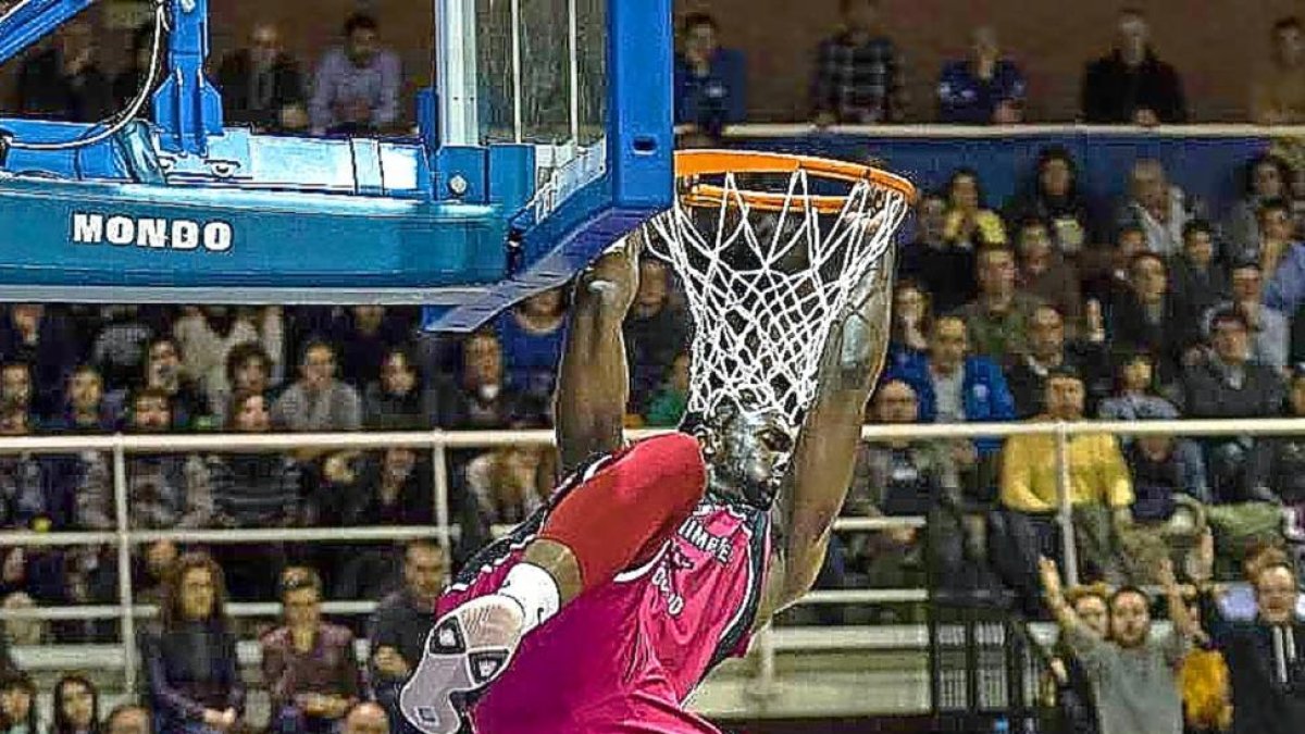 Graham-Bell vuela y se cuelga del aro ayer en una acción espectacular en el pabellón Pumarín de Oviedo.-PHOTODEPORTE