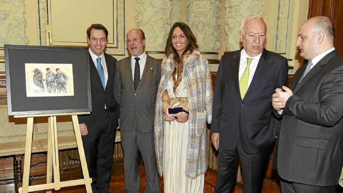 Ferrer- Dalmau, León de la Riva junto a la comisaria de la muestra y García Margallo conversa con el Ministro de Interior de Georgia-J. M. LOSTAU