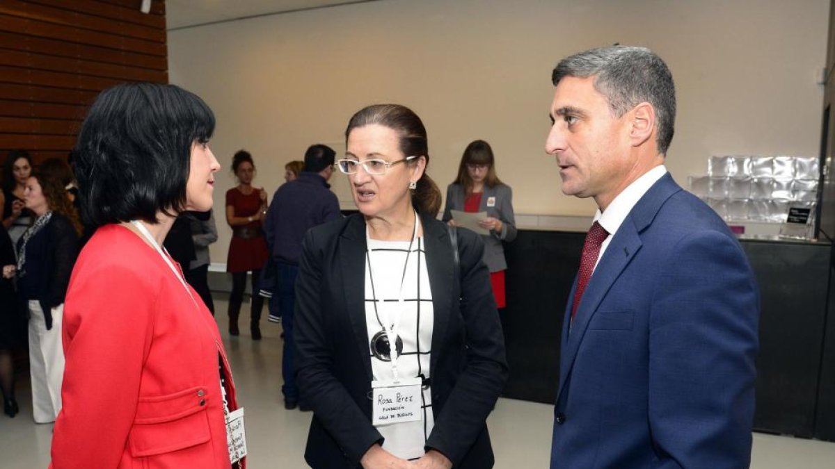 El director general de Caja Burgos, Rafael Barbero; la directora de Obra Social de la Fundación Caja de Burgos, Rosa Pérez, y la coordinadora técnica del programa Lanzaderas en Fundación Santa María la Real, Rocío Pérez, inauguran el Meeting Profesional d-Ical