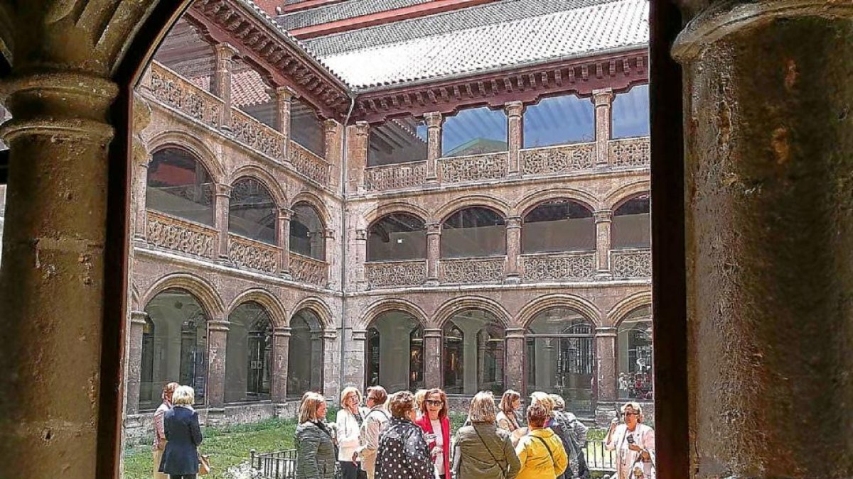 Visita al patio de Las Francesas después del incidente con la cristalera.-E.M.