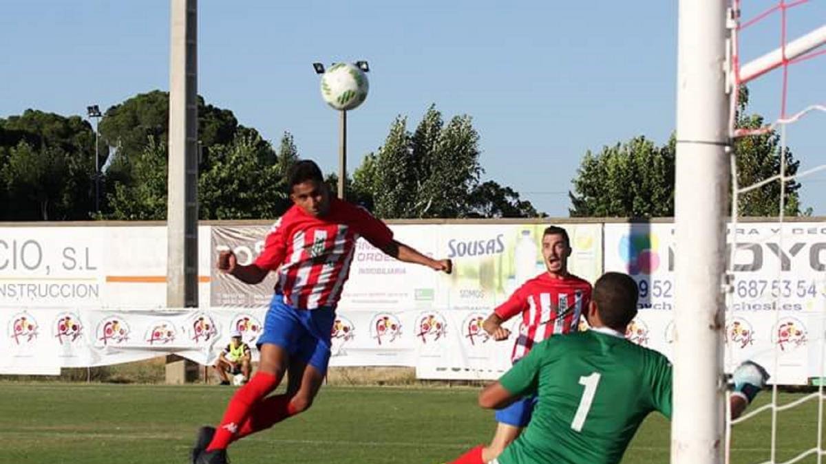 Felipe, que sustituyó a Willian, intenta culminar un ataque del Tordesillas.-ATLÉTICO TORDESILLAS
